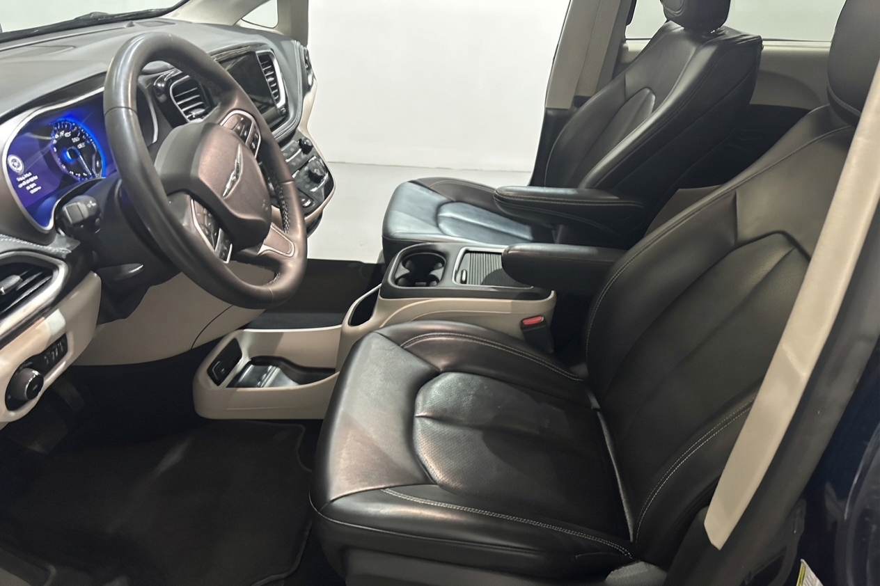 2023 Chrysler Pacifica — photo 11 of 33