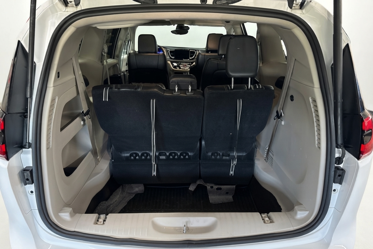 2024 Chrysler Pacifica — photo 10 of 33