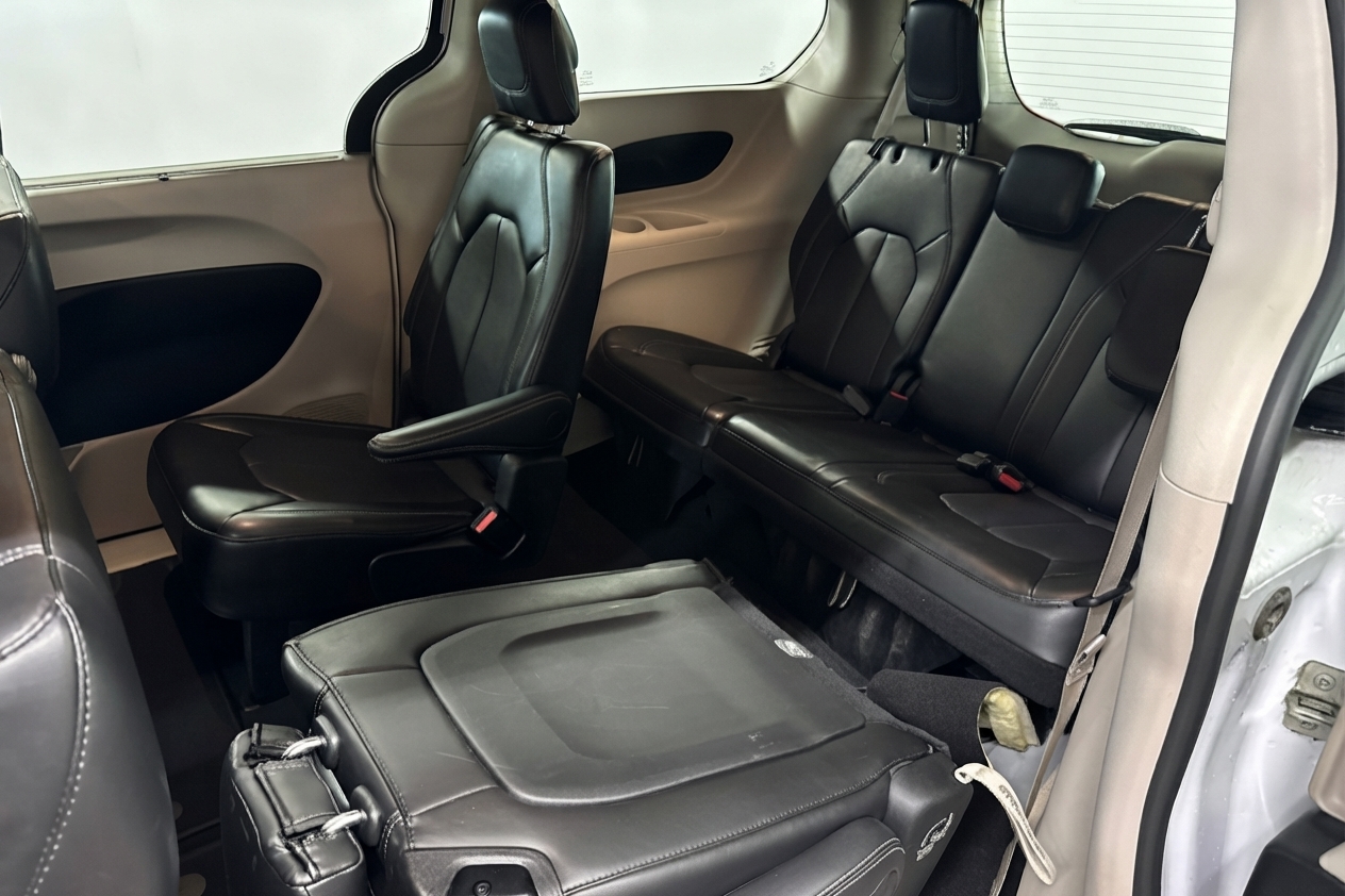 2024 Chrysler Pacifica — photo 12 of 33