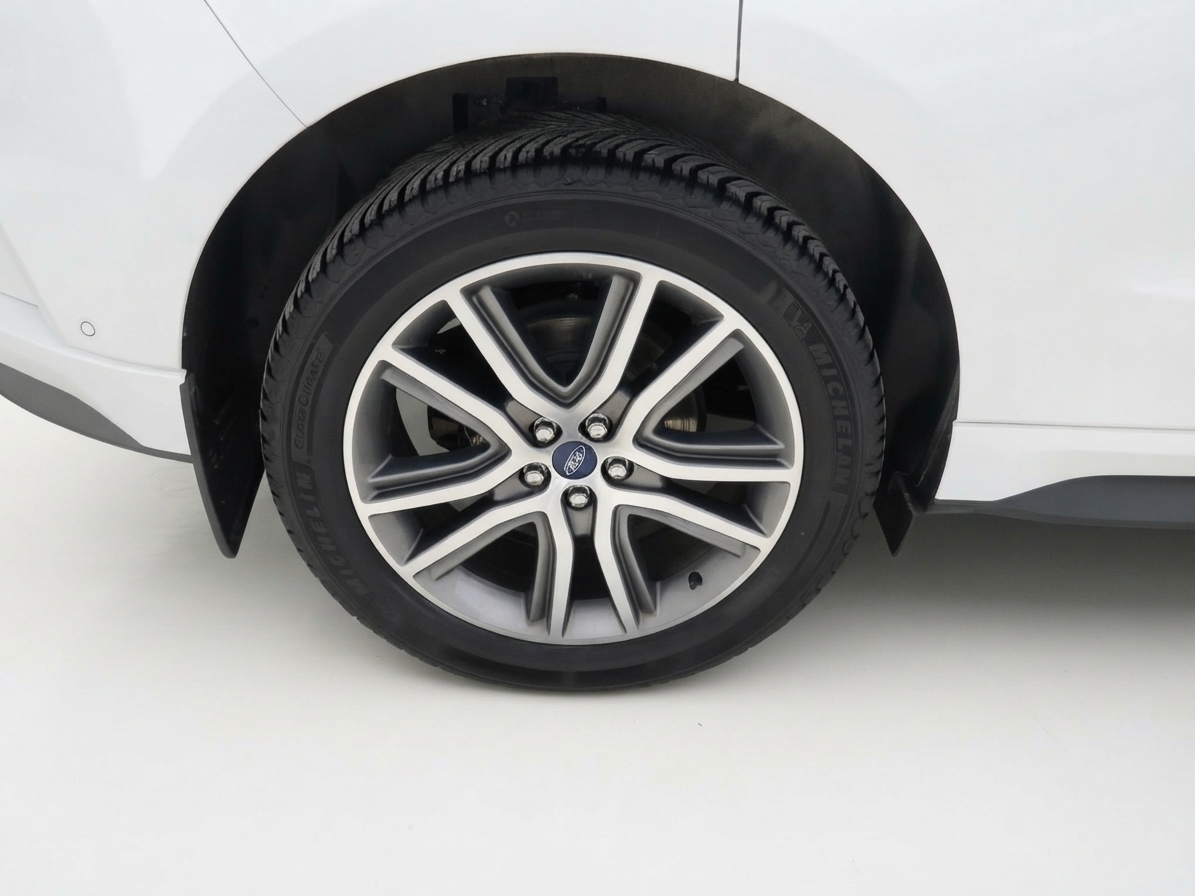 2019 Ford Edge — photo 12 of 33