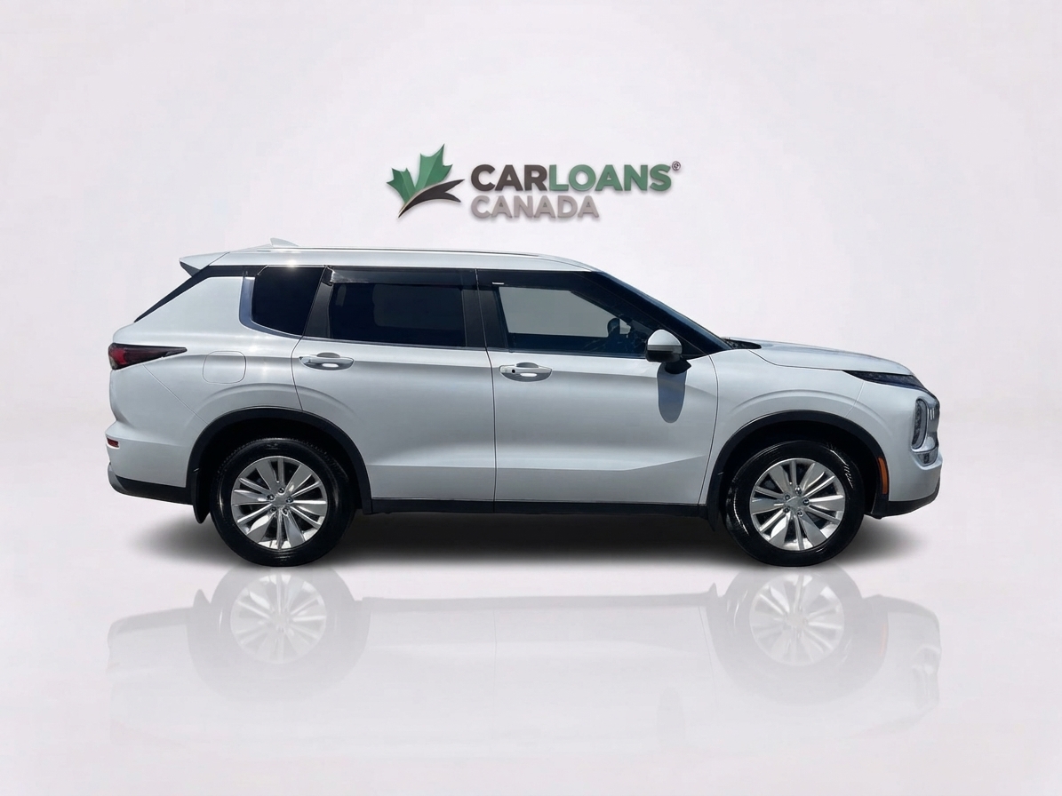 2025 Mitsubishi Outlander — photo 7 of 32