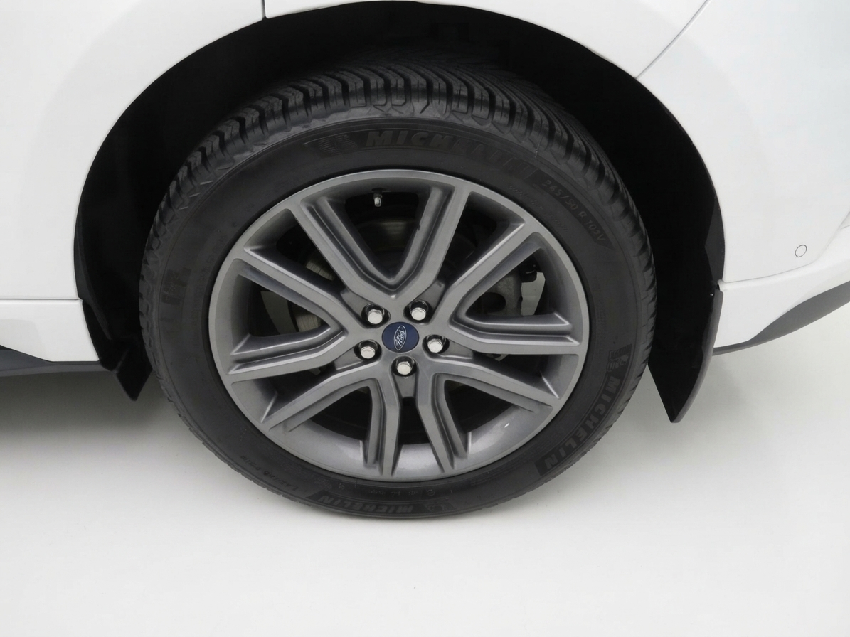 2019 Ford Edge — photo 11 of 33