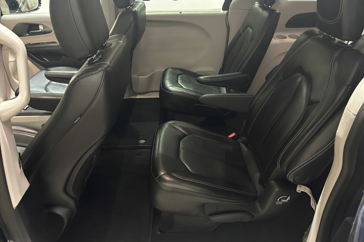 2023 Chrysler Pacifica — photo 12 of 33