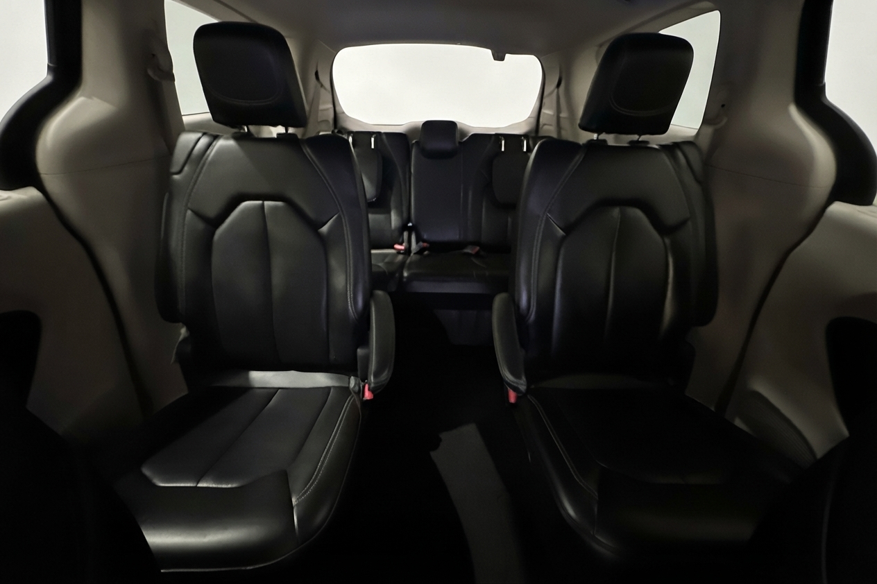 2023 Chrysler Pacifica — photo 23 of 33