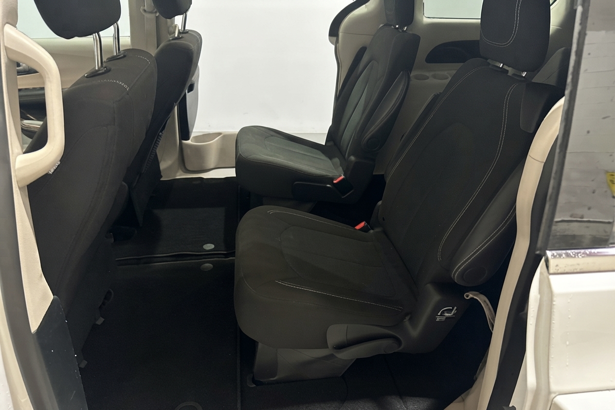 2024 Chrysler Grand Caravan — photo 12 of 27