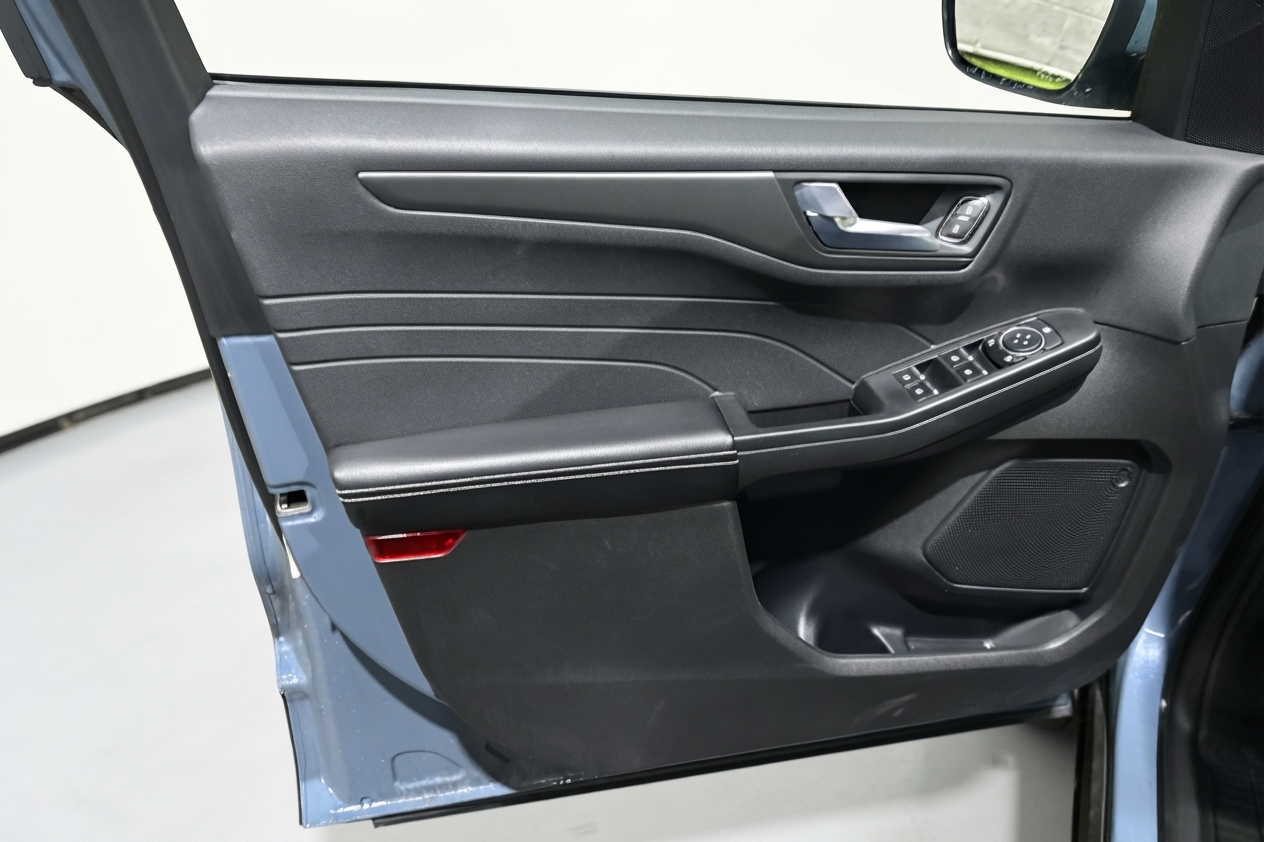 2025 Ford Escape Plug-in Hybrid — photo 19 of 28