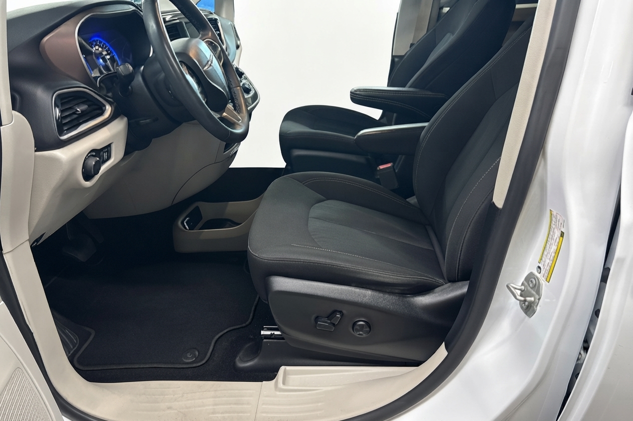 2024 Chrysler Grand Caravan — photo 11 of 34