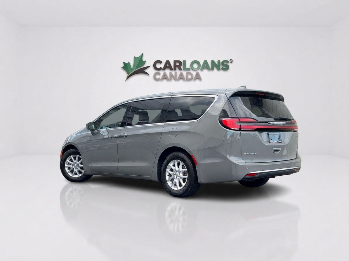 2023 Chrysler Pacifica — photo 4 of 25