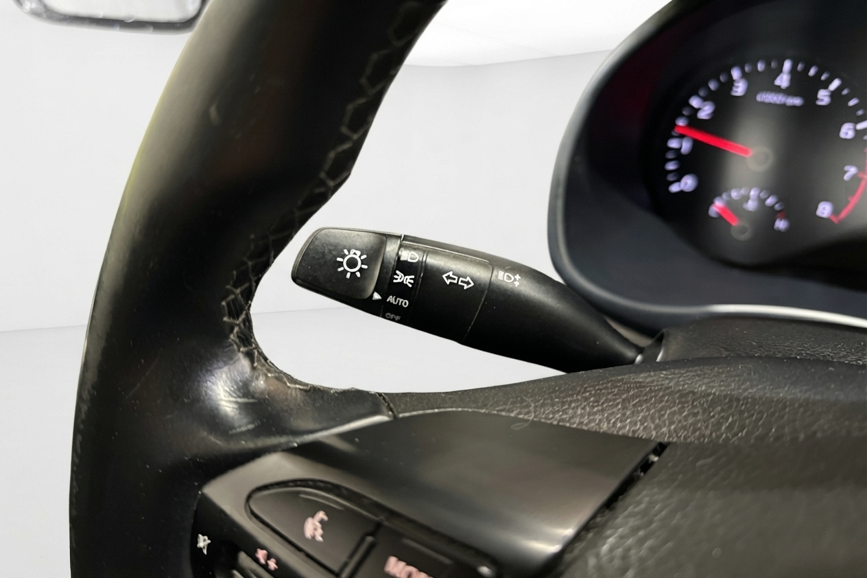 2021 Kia Rio Hatchback 5-Door — photo 14 of 25