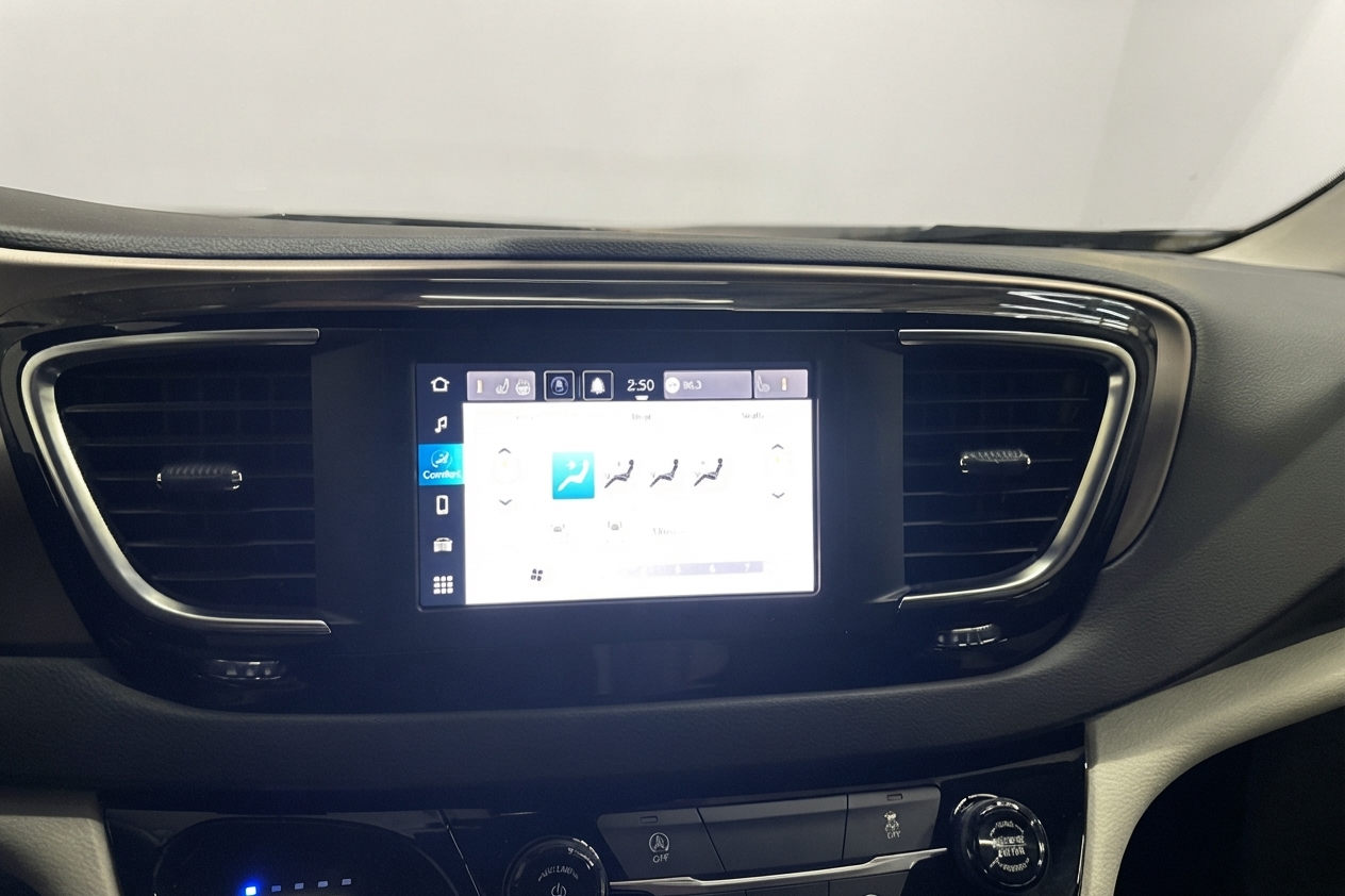 2024 Chrysler Grand Caravan — photo 17 of 27