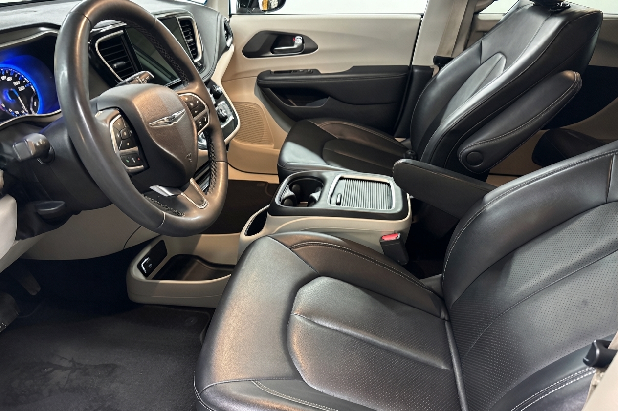 2024 Chrysler Pacifica — photo 11 of 33