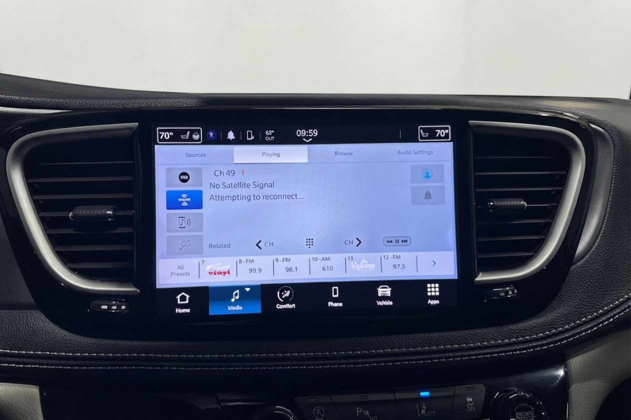 2023 Chrysler Pacifica — photo 18 of 33