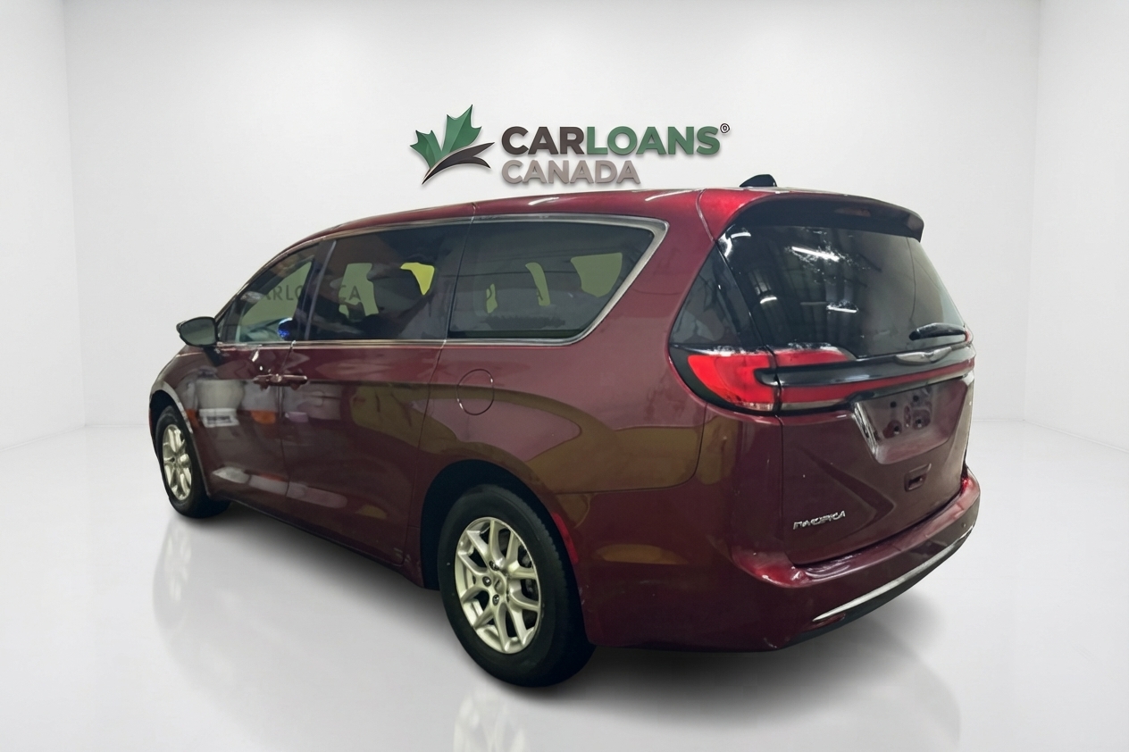 2023 Chrysler Pacifica — photo 7 of 27