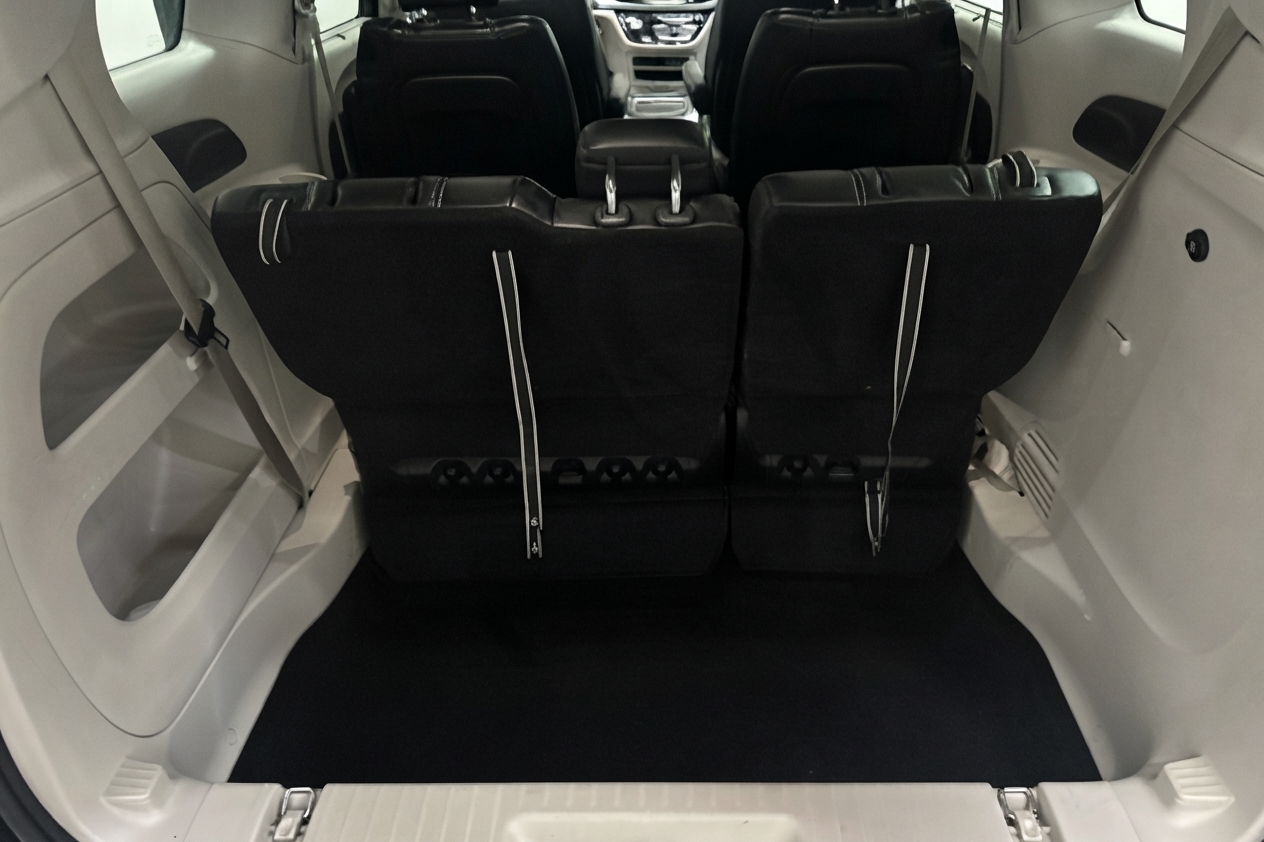 2023 Chrysler Pacifica — photo 10 of 33