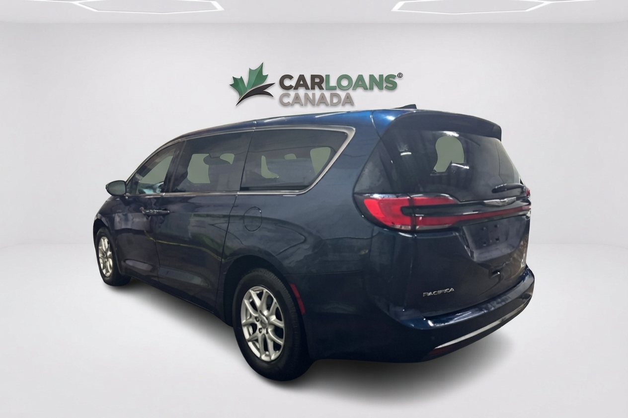 2023 Chrysler Pacifica — photo 7 of 33