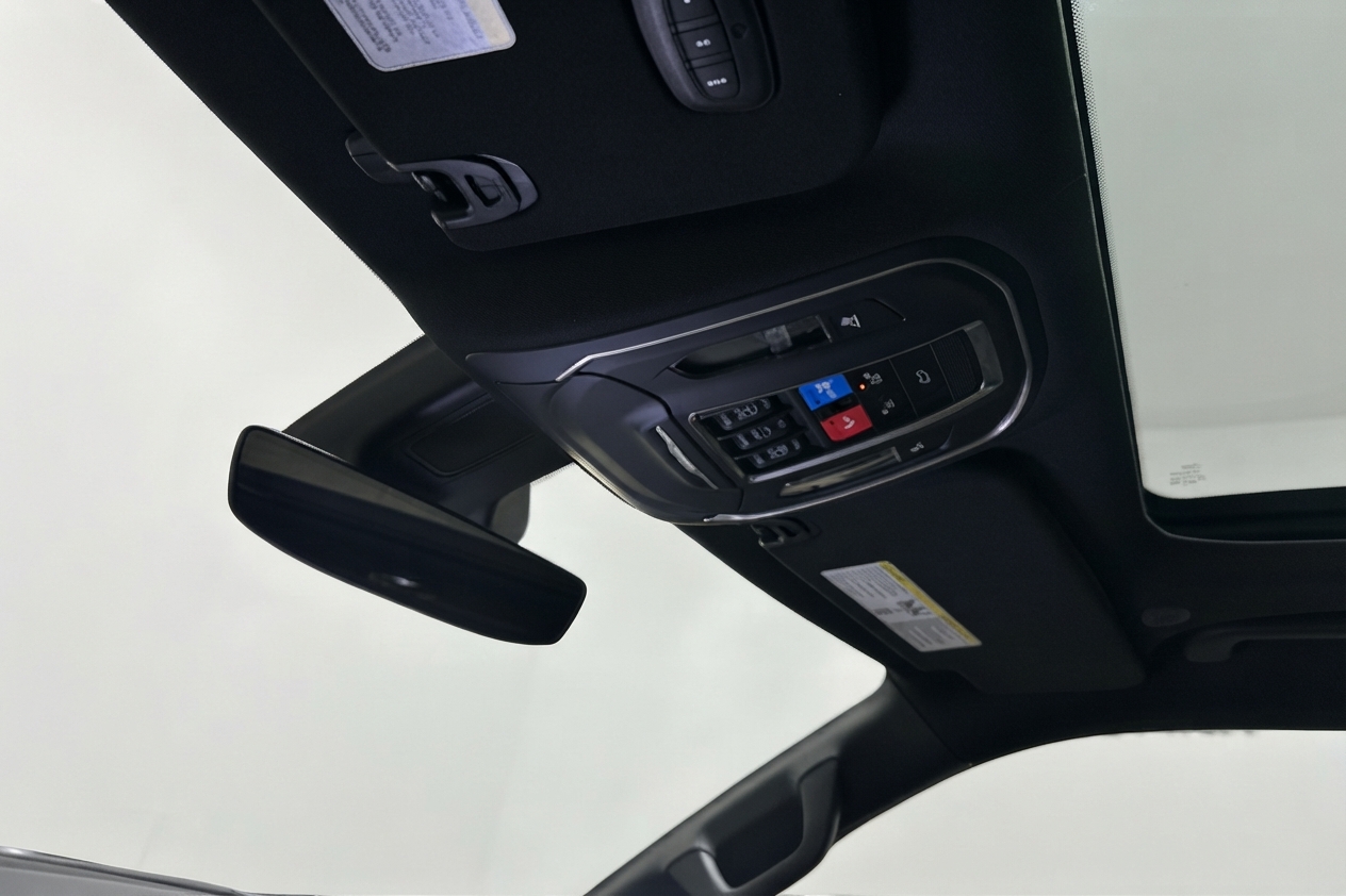 2026 Jeep Grand Wagoneer — photo 17 of 30