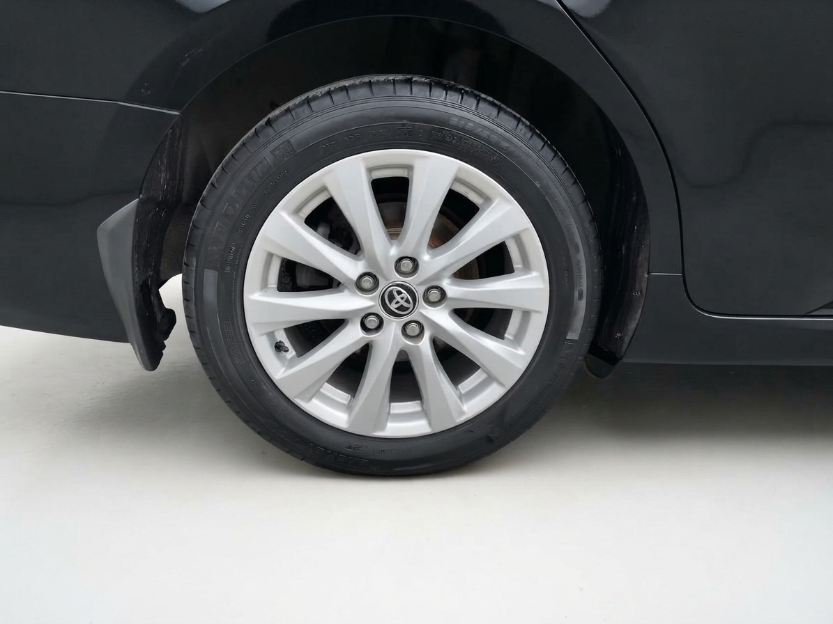 2020 Toyota Camry — photo 12 of 34