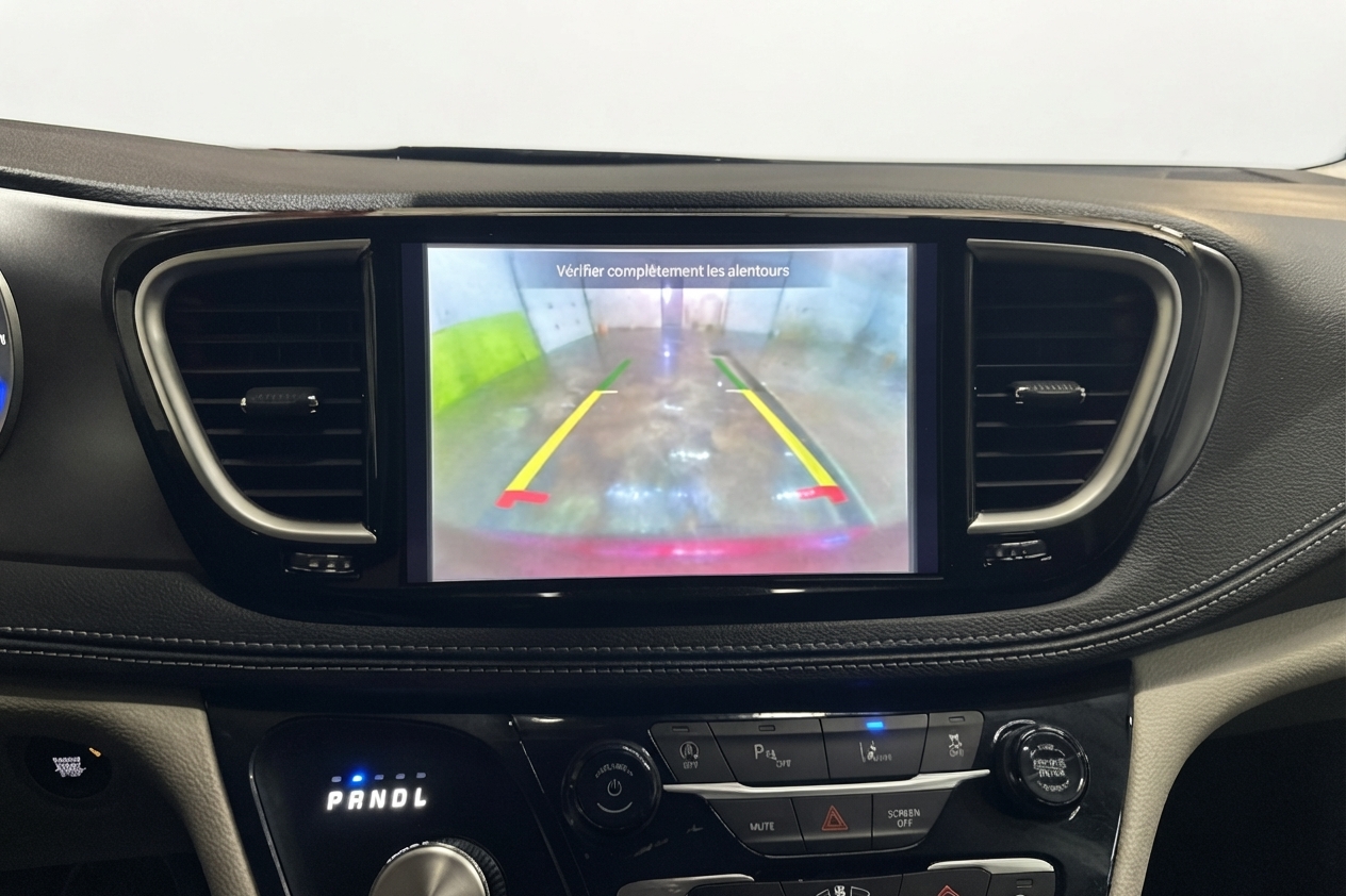 2023 Chrysler Pacifica — photo 20 of 27