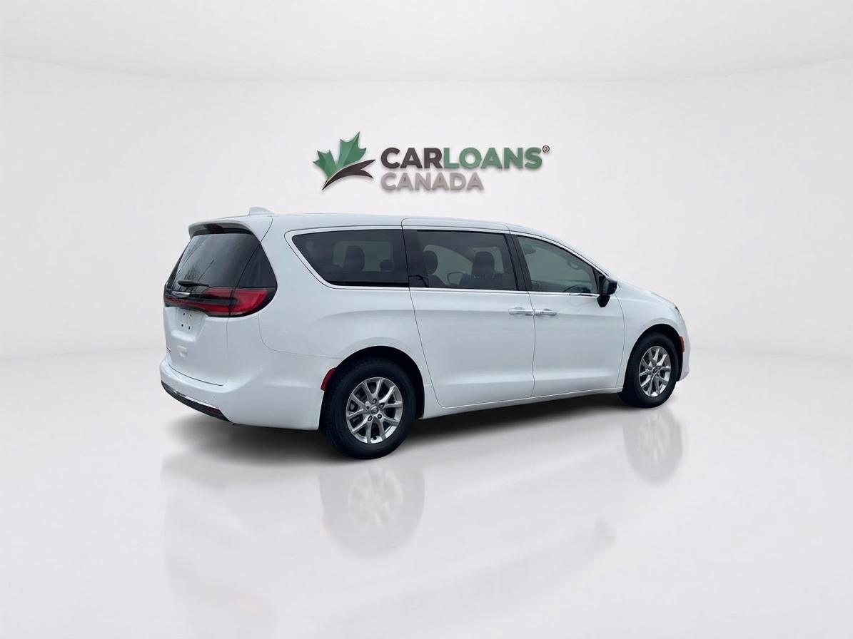 2024 Chrysler Pacifica — photo 3 of 35