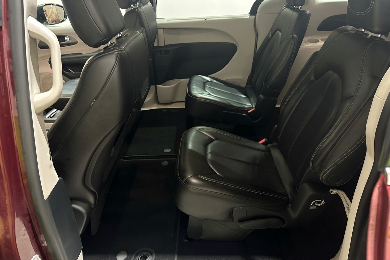 2023 Chrysler Pacifica — photo 12 of 27
