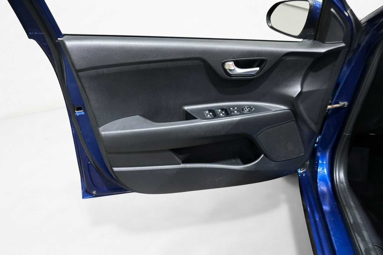 2021 Kia Rio Hatchback 5-Door — photo 17 of 25