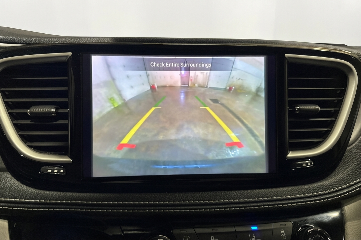2023 Chrysler Pacifica — photo 25 of 33