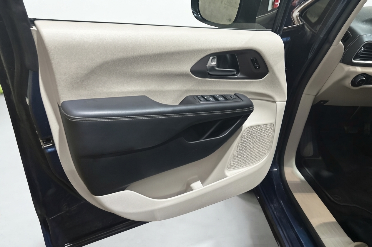 2023 Chrysler Pacifica — photo 20 of 33