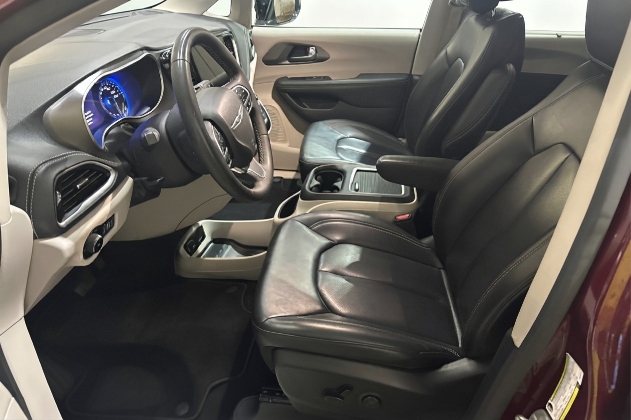 2023 Chrysler Pacifica — photo 11 of 27