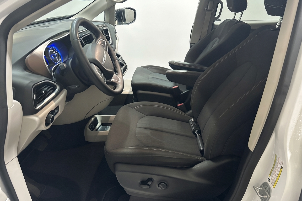 2024 Chrysler Grand Caravan — photo 11 of 27