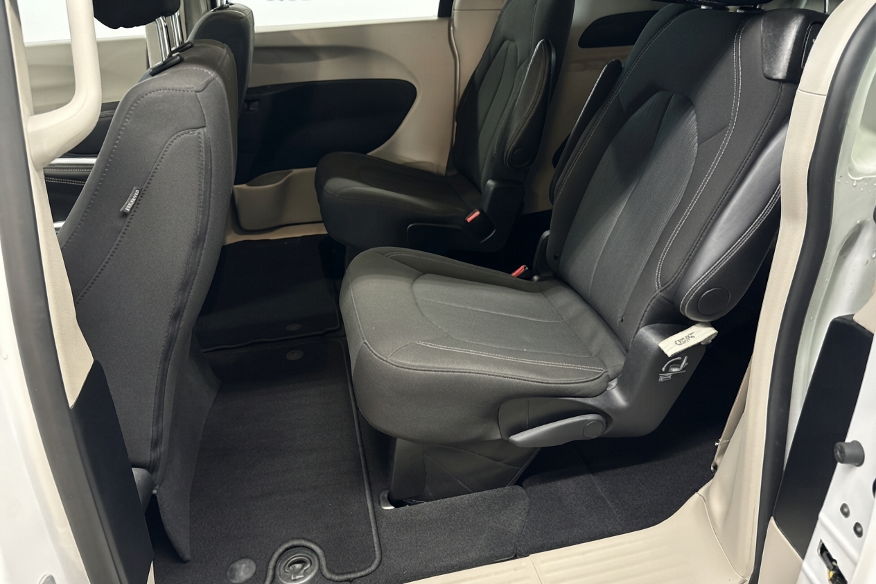 2024 Chrysler Grand Caravan — photo 12 of 34