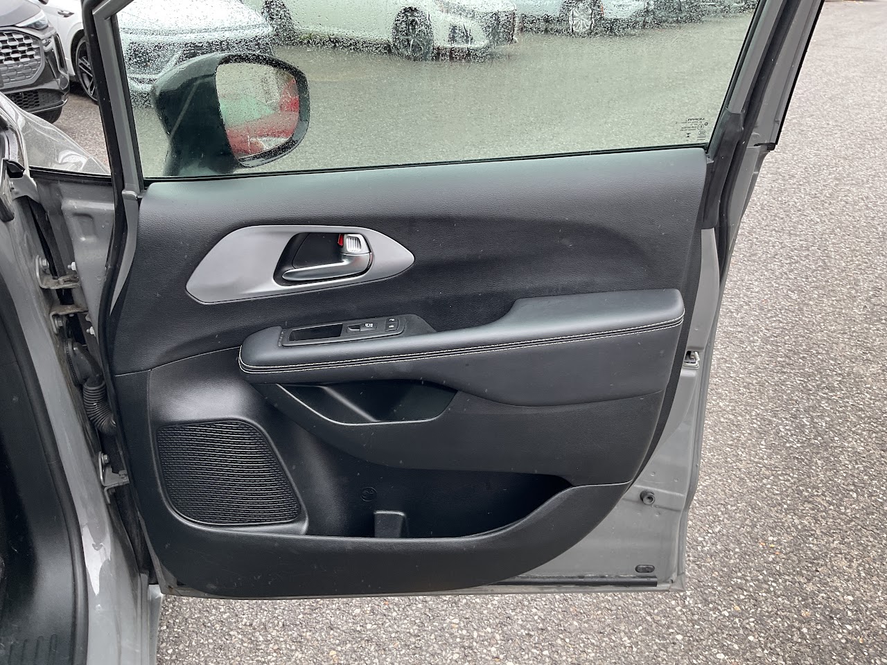 2025 Chrysler Pacifica — photo 31 of 34