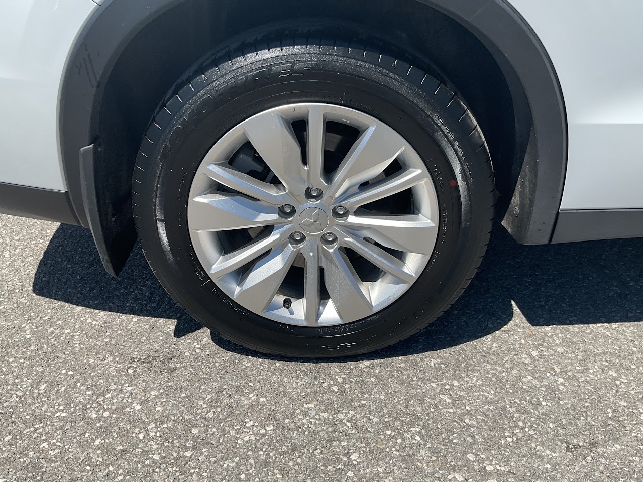 2025 Mitsubishi Outlander — photo 13 of 32