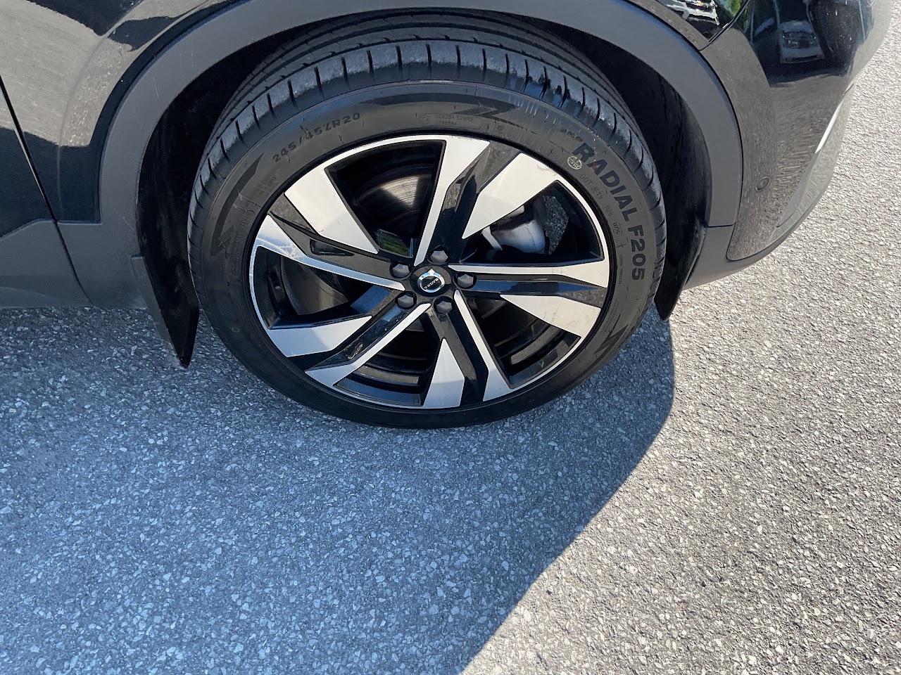 2024 Volvo XC40 — photo 14 of 34