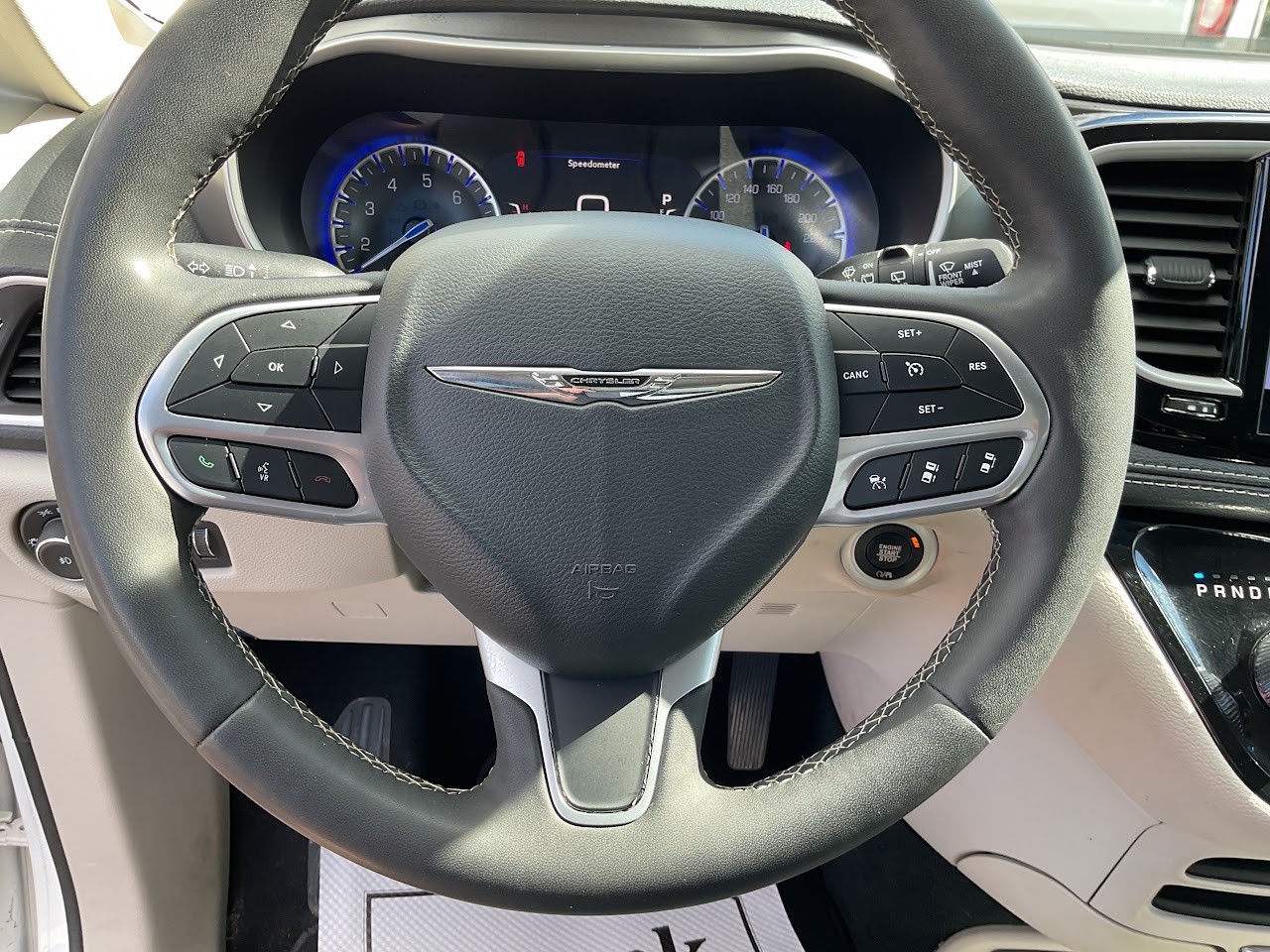 2024 Chrysler Pacifica — photo 30 of 34