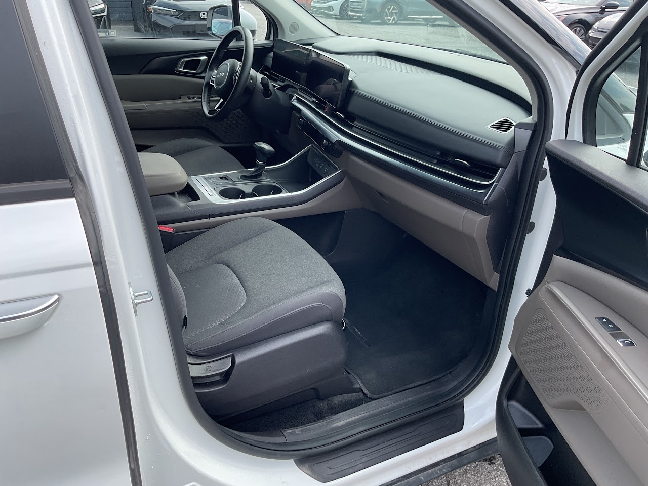 2025 Kia Carnival — photo 21 of 34