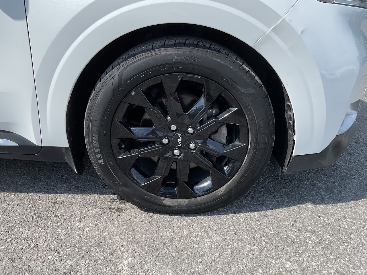 2024 Kia Carnival — photo 13 of 34