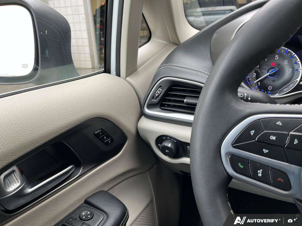 2023 Chrysler Pacifica — photo 17 of 25