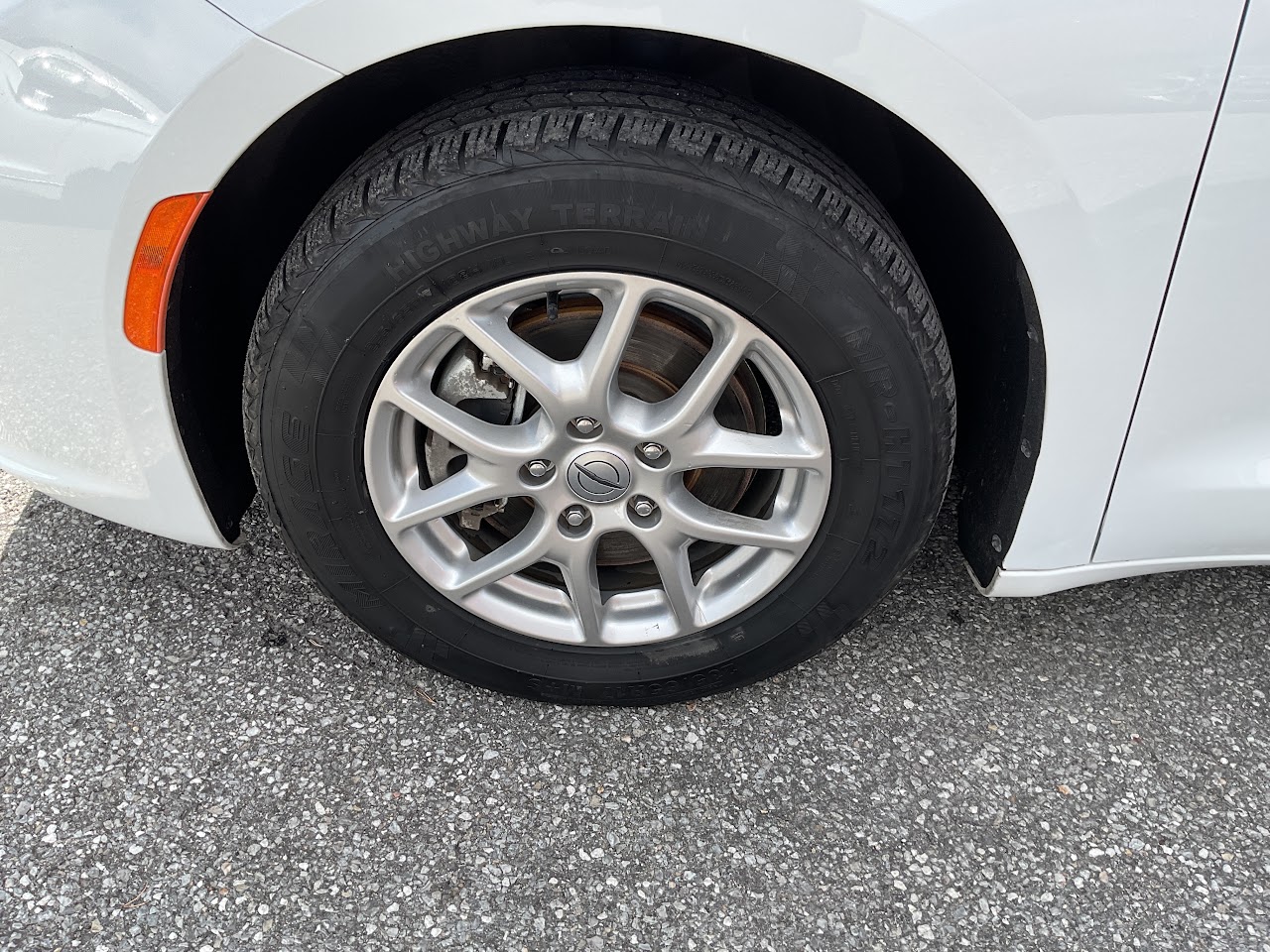 2024 Chrysler Pacifica — photo 16 of 34