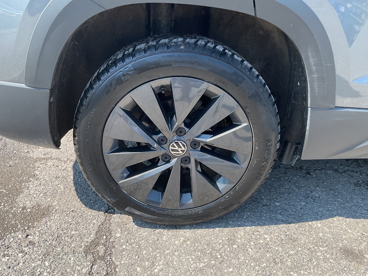 2024 Volkswagen Taos — photo 13 of 34