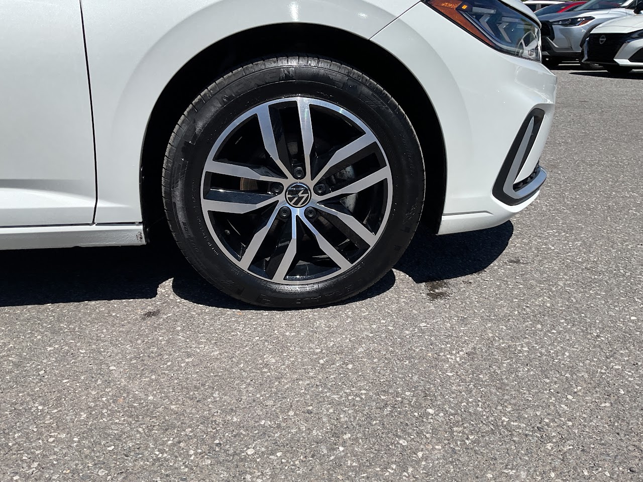 2025 Volkswagen Jetta — photo 13 of 34