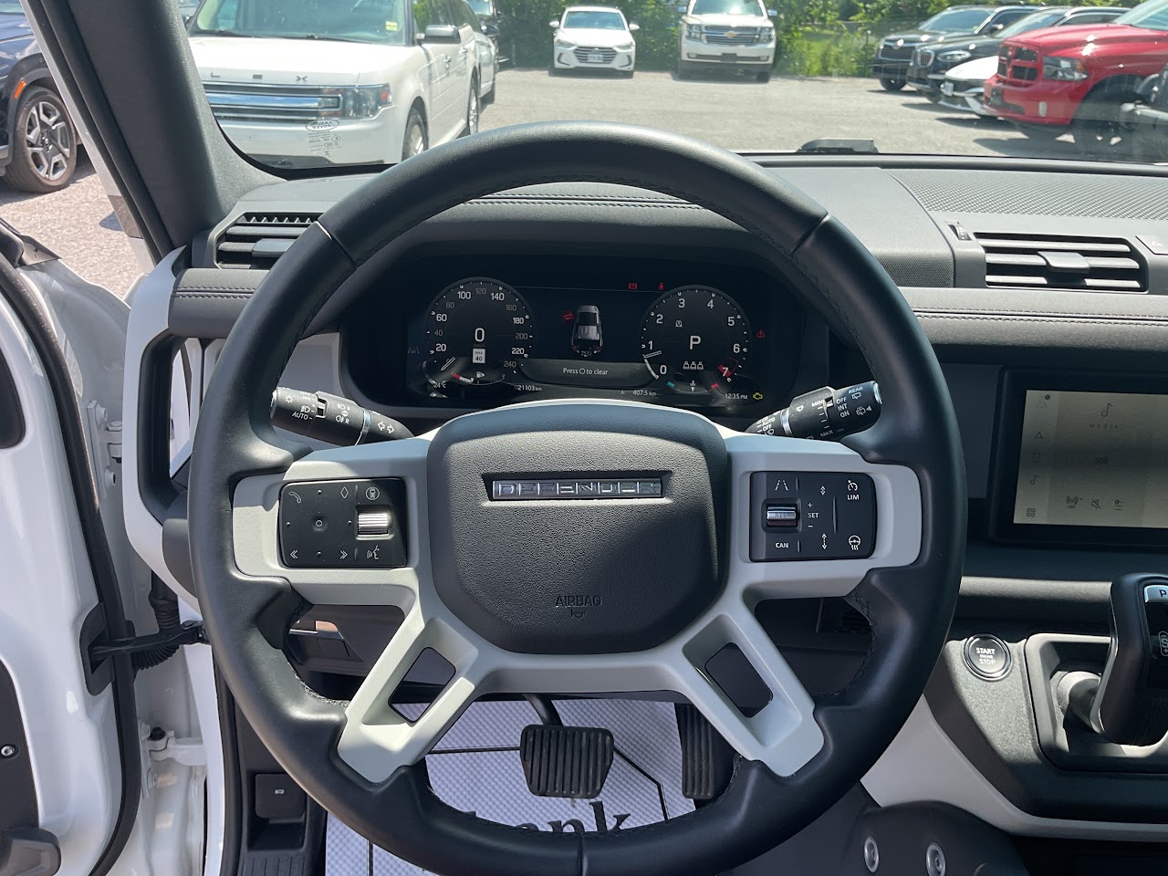 2024 Land Rover Defender — photo 23 of 34
