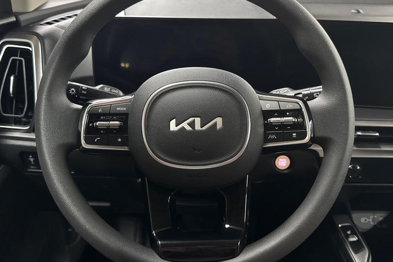 2025 Kia Sorento — photo 13 of 33
