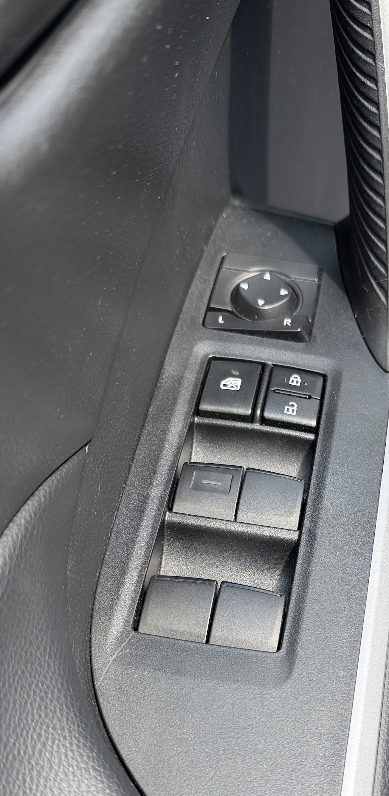 2025 Toyota RAV4 — photo 22 of 47
