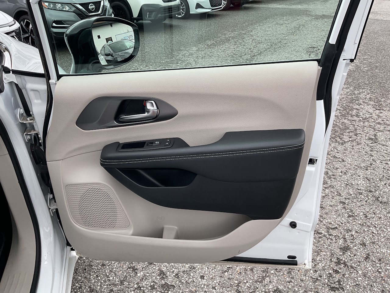 2024 Chrysler Pacifica — photo 19 of 35