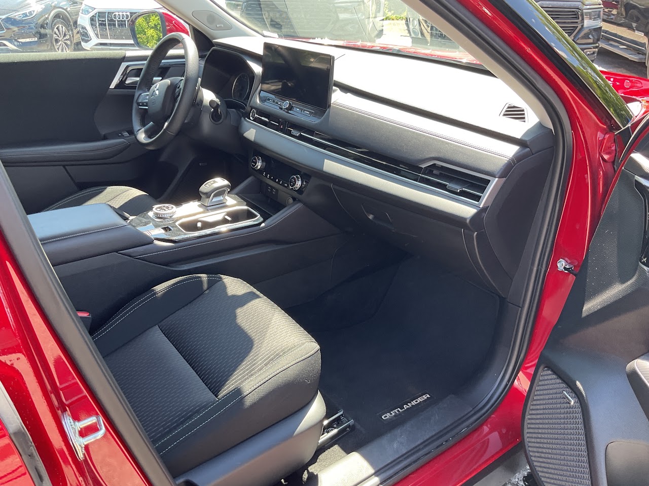 2025 Mitsubishi Outlander — photo 21 of 33
