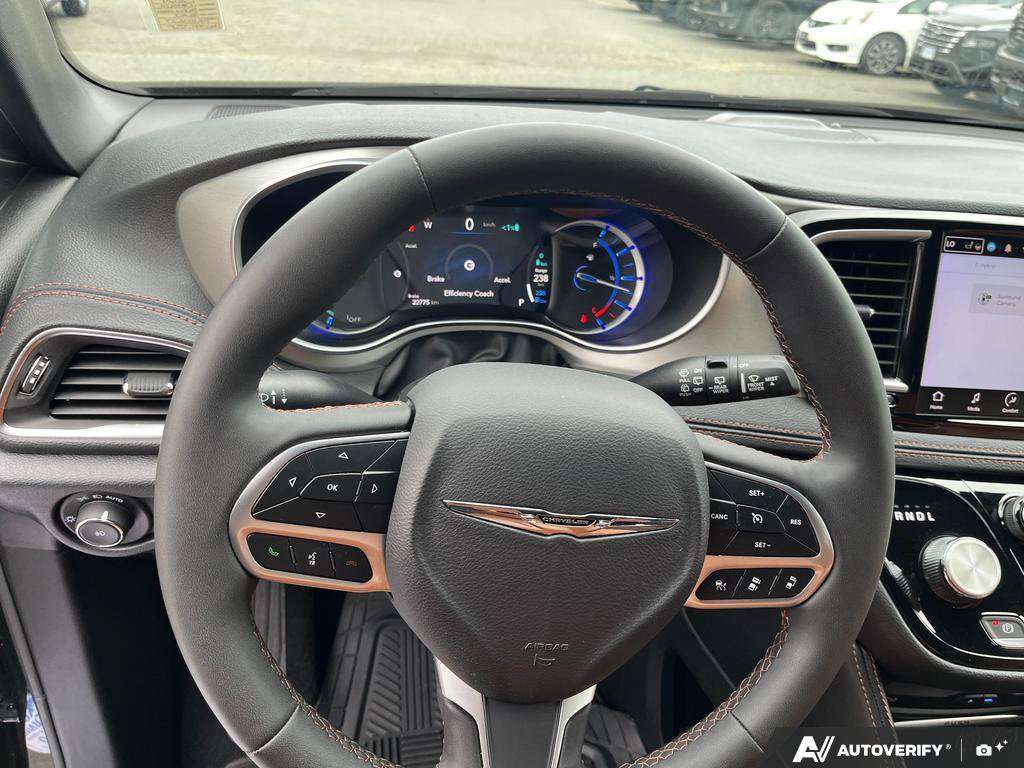 2024 Chrysler Pacifica Hybrid — photo 14 of 25