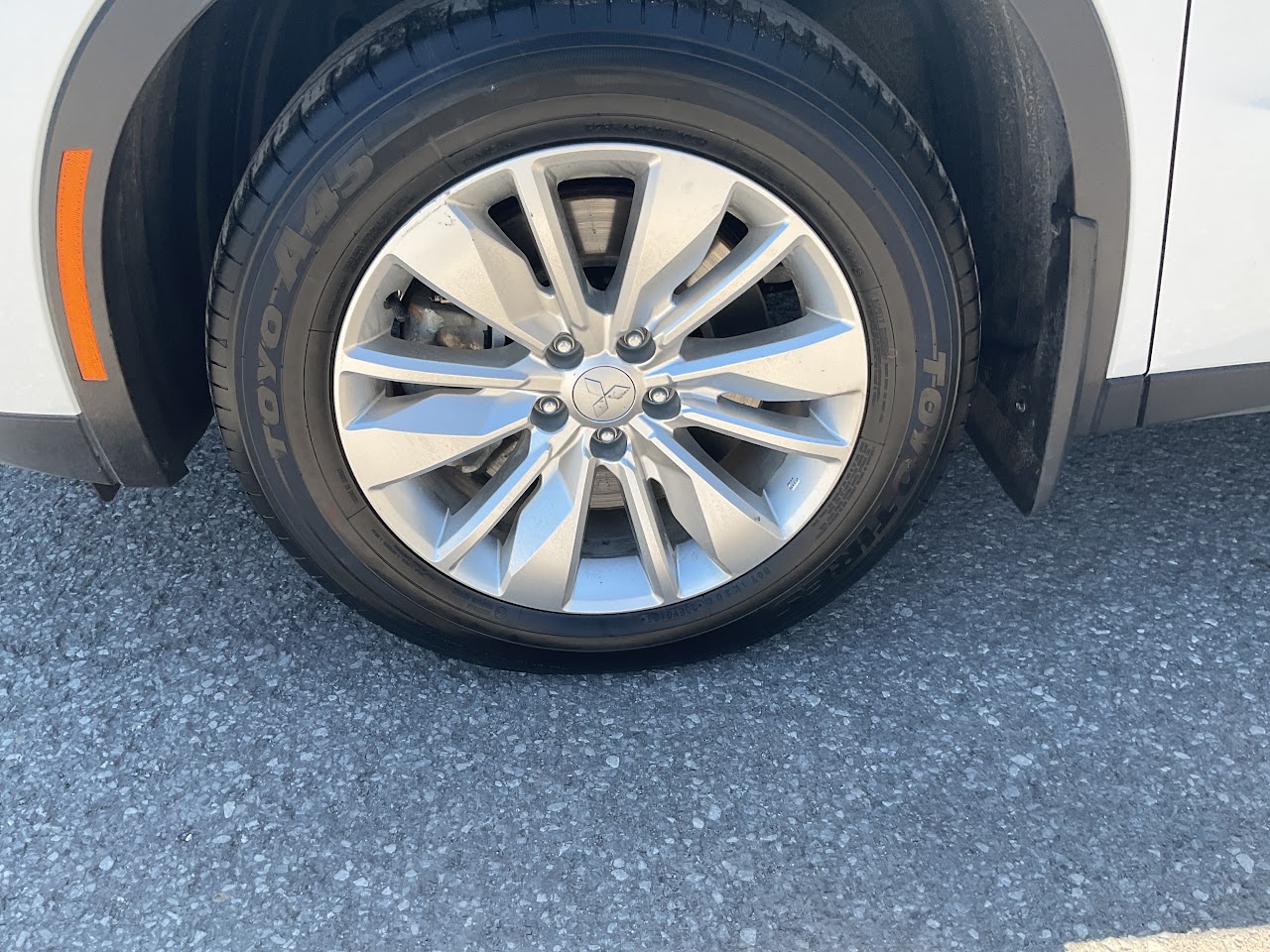 2025 Mitsubishi Outlander — photo 10 of 32