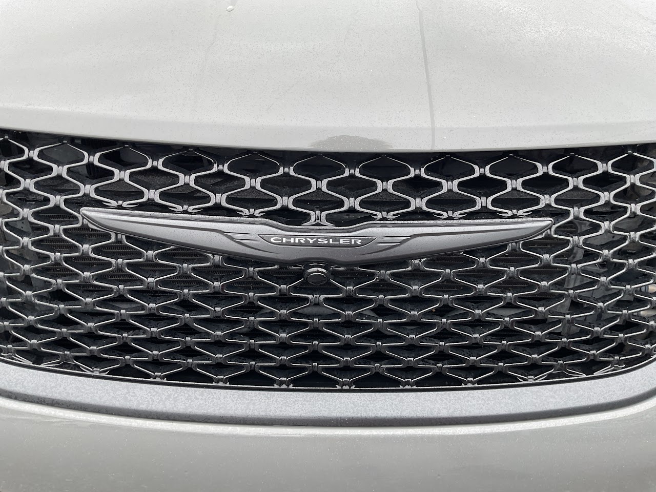 2025 Chrysler Pacifica — photo 10 of 34