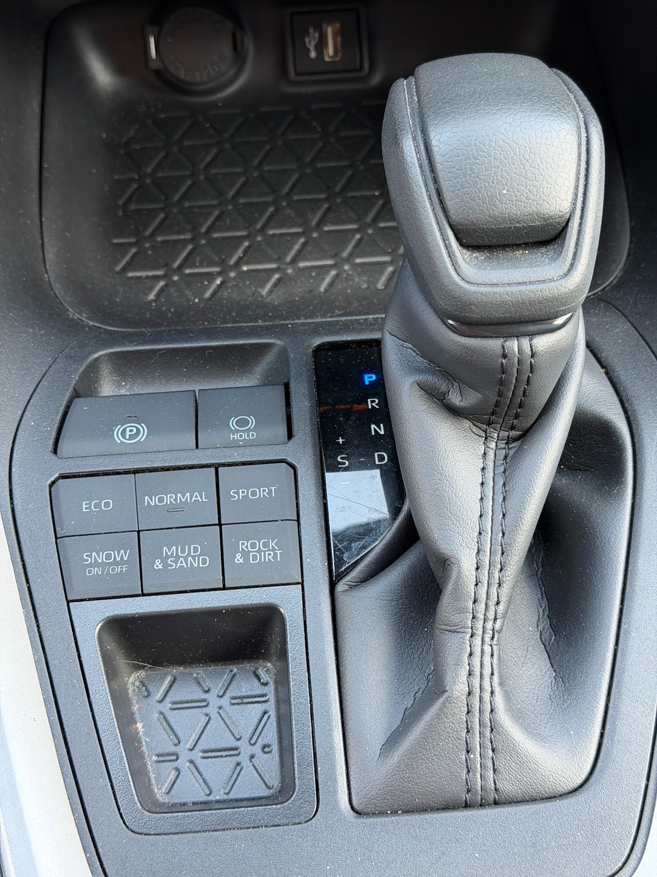 2025 Toyota RAV4 — photo 13 of 47