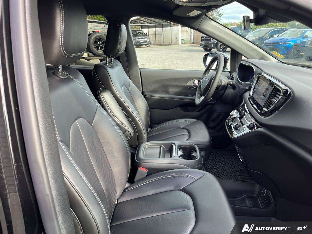 2027 Chrysler Grand Caravan — photo 22 of 25